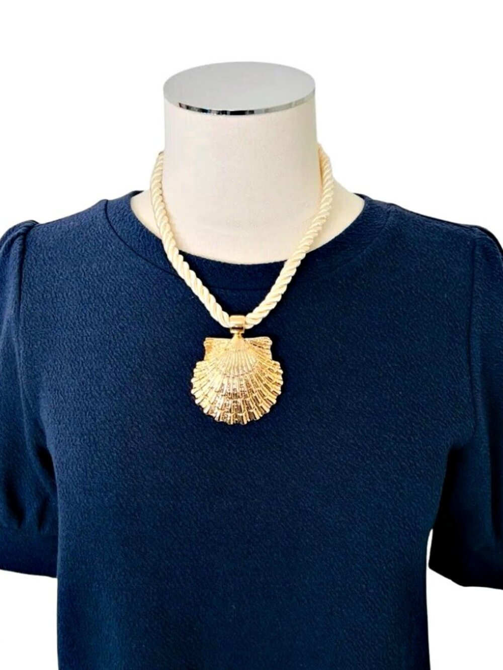 NEW! EXQUISITE STATEMENT SHELL PENDANT NECKLACE